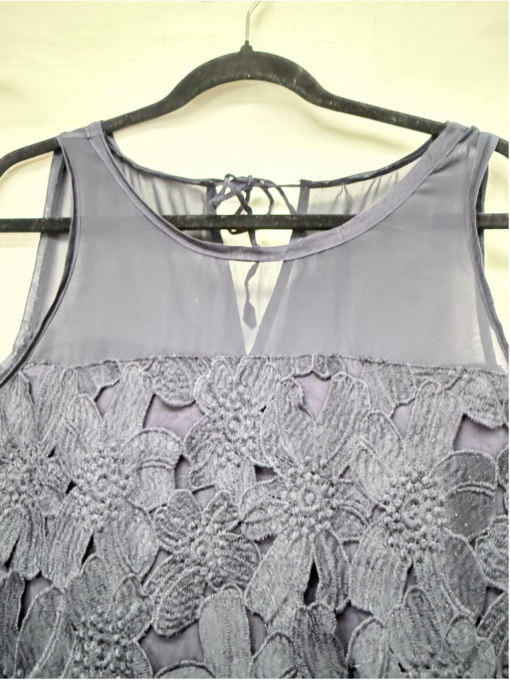 Women's Ann Taylor Petite Black Lace Sleeveless Blouse Size LP - Picture 6 of 10